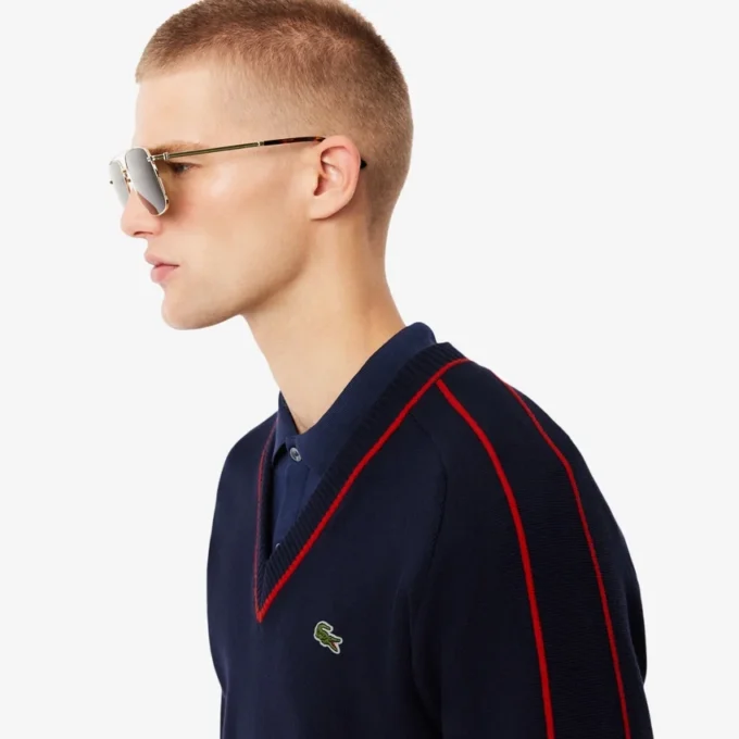 Herren-Pullover mit V-Ausschnitt und Streifenmuster aus der Archive Edition