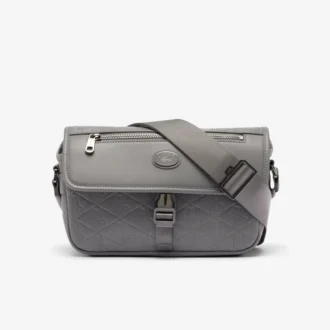 Kleine Leder-Umhängetasche mit Monogramm und Klappe