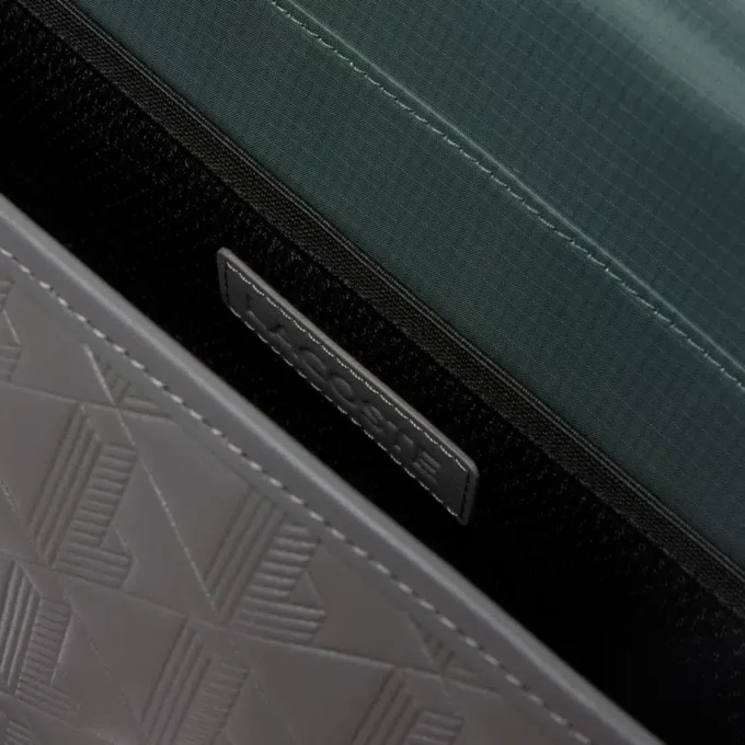 Kleine Leder-Umhängetasche mit Monogramm und Klappe