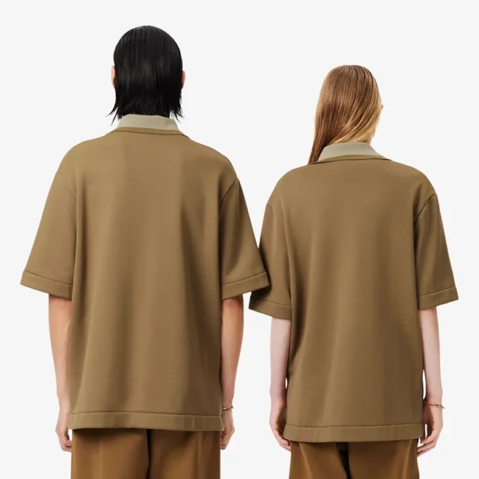 Oversized-Satin-Poloshirt mit Runway-Badge-Akzent