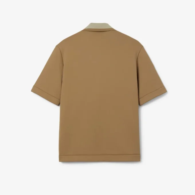 Oversized-Satin-Poloshirt mit Runway-Badge-Akzent