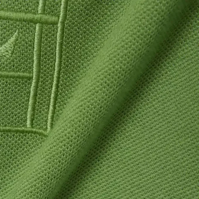 Petit-Piqué-Poloshirt mit Stickerei im klassischen Schnitt