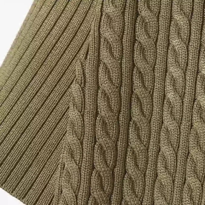 Runway-Pullover mit Zopfmuster und Poloshirt-Kragen