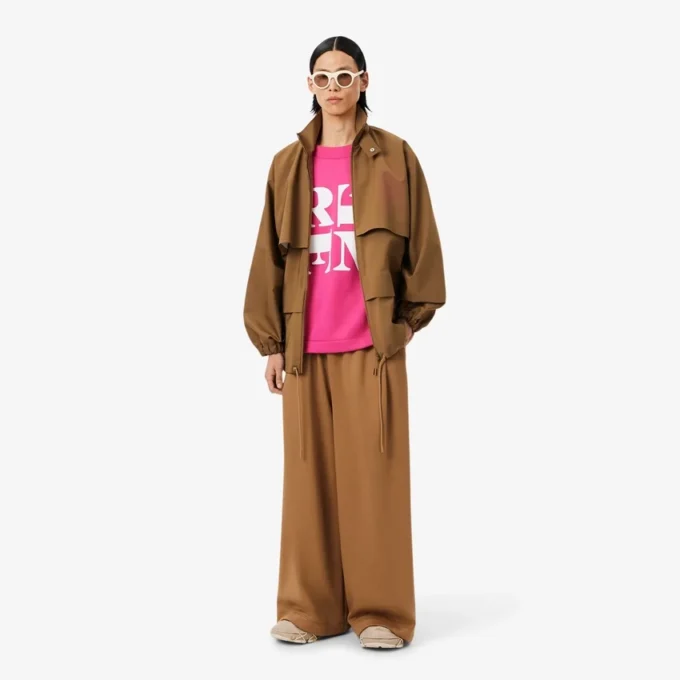 Runway Satin T-Shirt mit Grafik