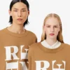 Runway Satin T-Shirt mit Grafik
