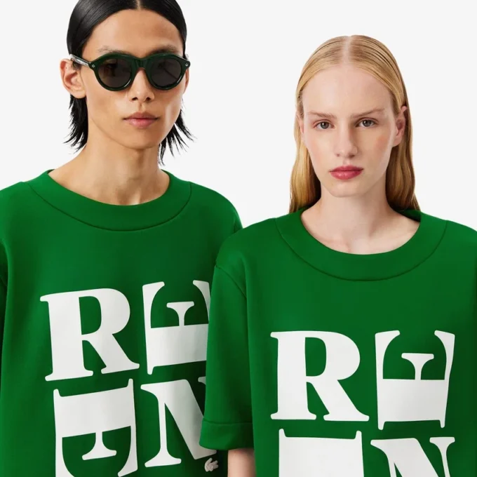 Runway Satin T-Shirt mit Grafik
